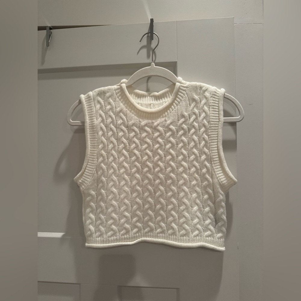 Cable Knit Sleeveless Sweater Vest